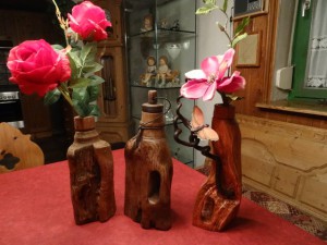...  ausgefallene Vasen aus urigem Holz , im Prinzip  &quot; Abfallholz&quot;