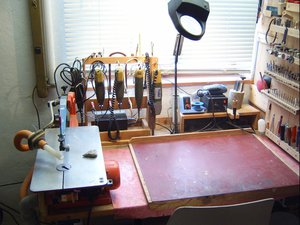 Arbeitstisch am Fenster / erster Stock