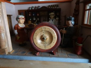 Wecker aus einer Baumscheibe ( mit Rinde